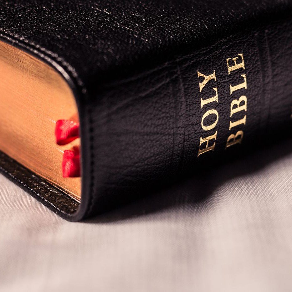 English Holy Bible (KJV) – Black, Gold Edge